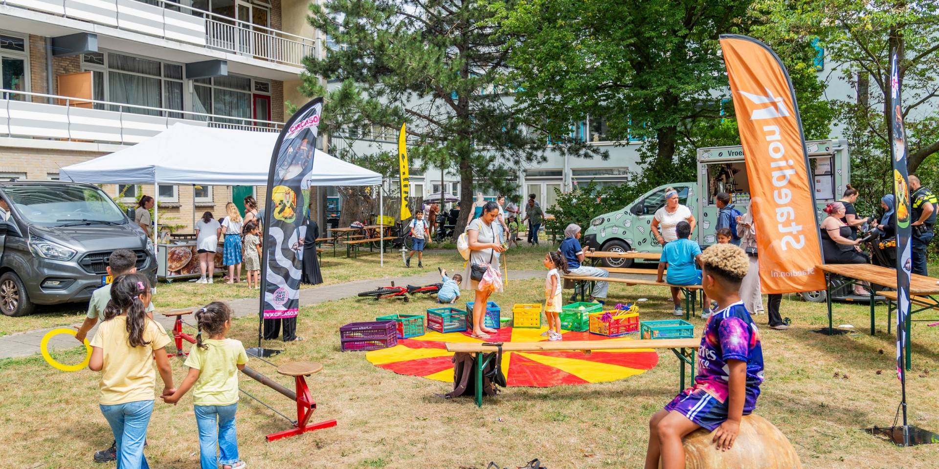 Kinders spelen en genieten van buitenactiviteiten op een wijkfestival.